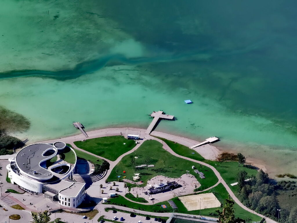 Türkisgrün schimmert der Achensee rund um das Atoll bei der leichten Wanderung am See