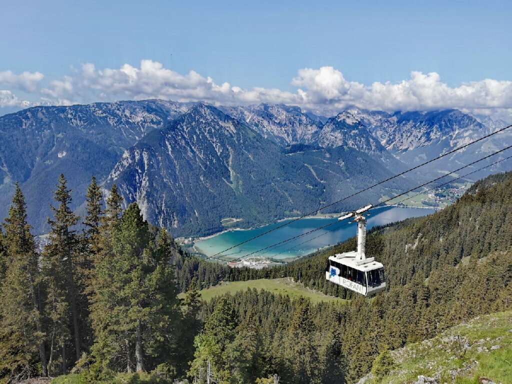 Mit der Rofanseilbahn kommst du zu diesem Aussichtspunkt auf den Achensee - direkt bei der Bergstation