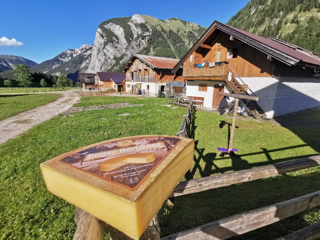 Hier kannst du den Käse direkt im Almdorf der Engalm probieren und kaufen