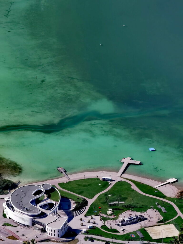 Achensee Ausblick vom Durrakreuz auf die Lagune rund um das Atoll