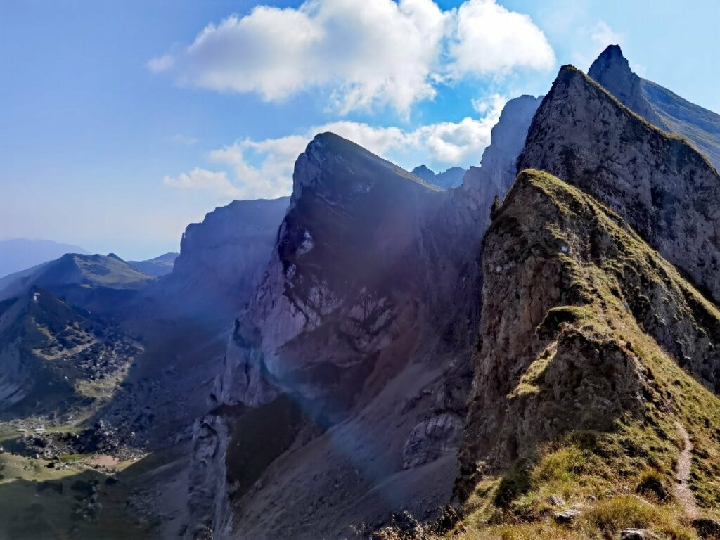 Bick auf die Achensee Berge unterhalb vom Hochiss Gipfel