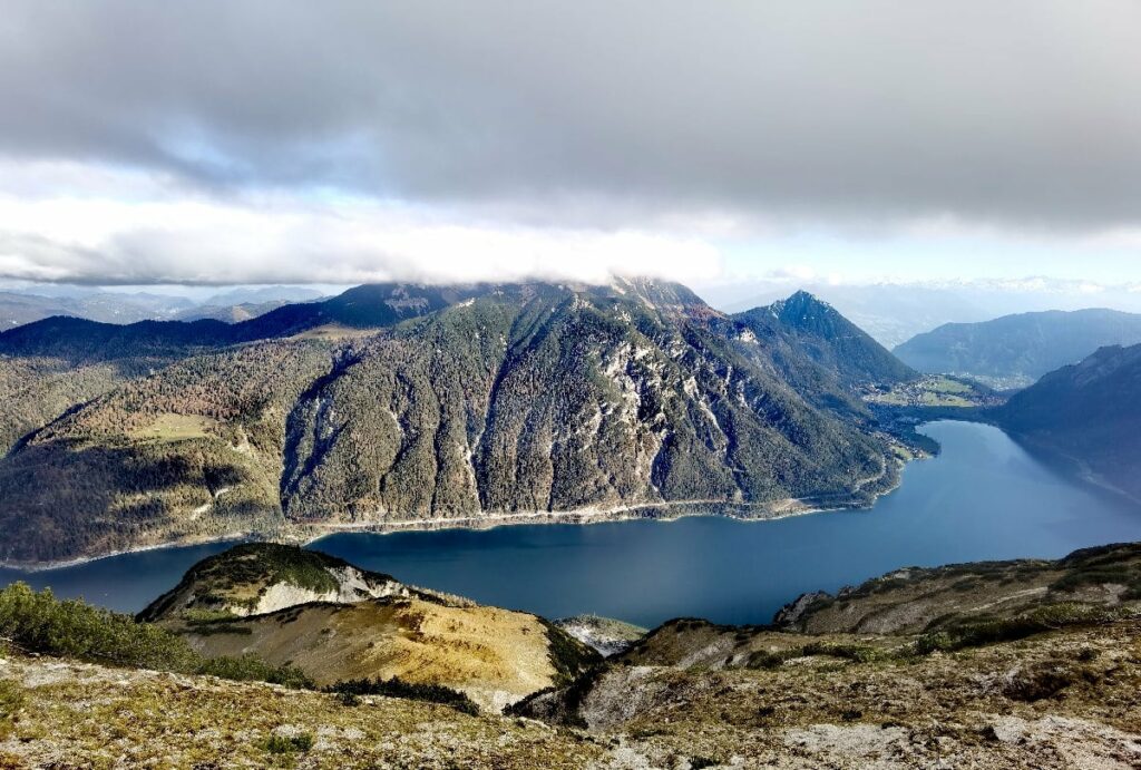 Das Panorama über Achensee und das Rofan, gesehen von der Seebergspitze