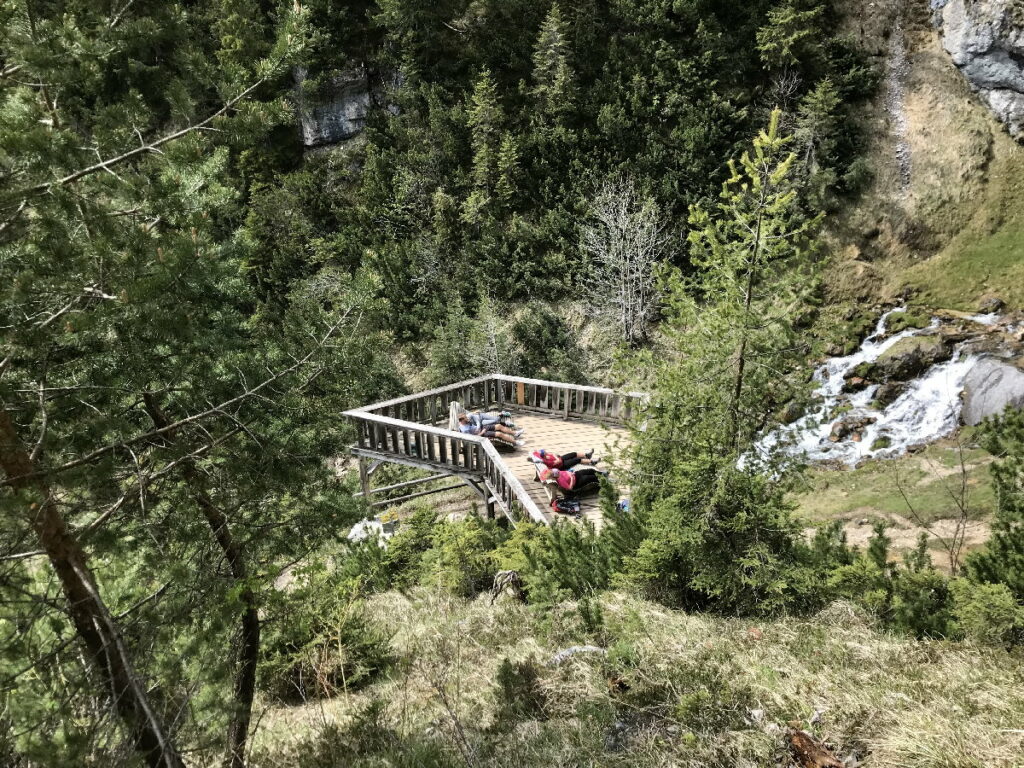 Bester Platz am Dalfazer Wasserfall - die Liegen auf der Aussichtsplattform