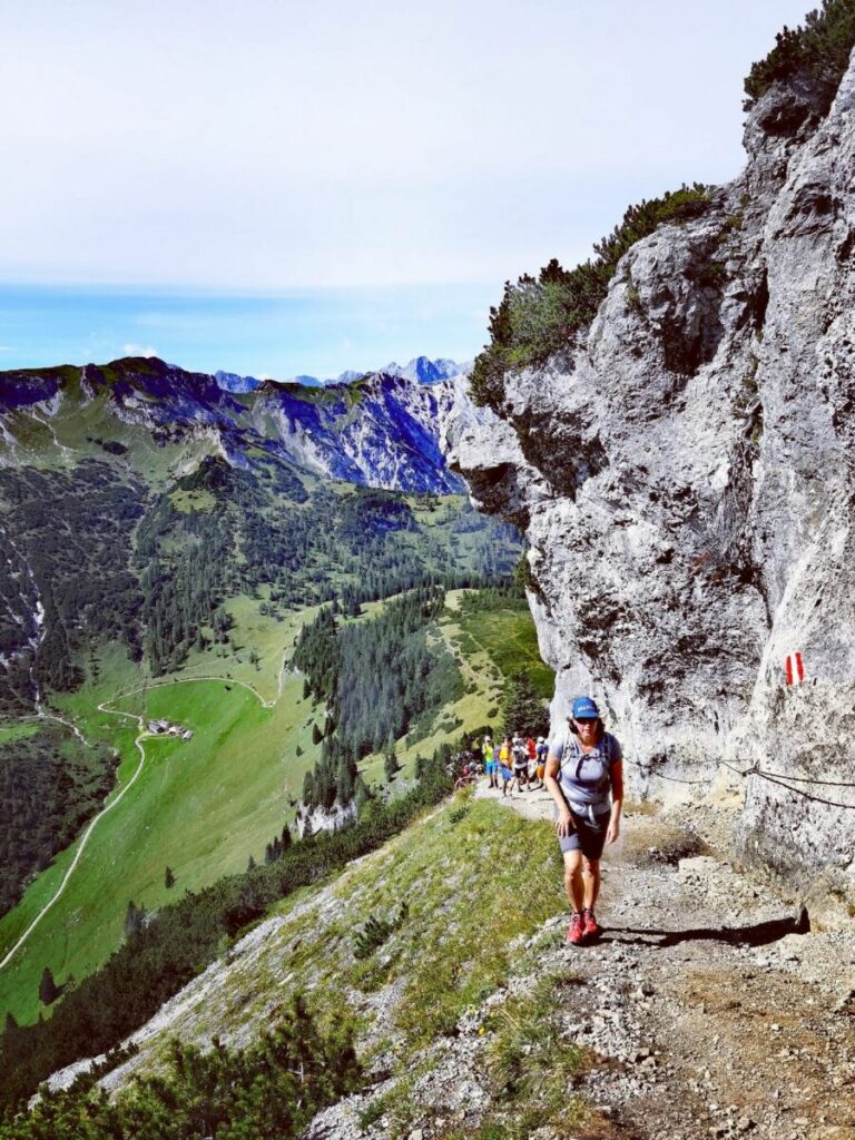 Schmal und steil ist der Wandersteig am Bärenkopf Gipfel