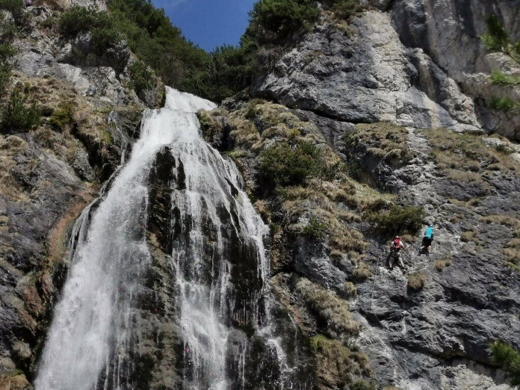 Dalfazer Wasserfall Klettersteig - rechts siehst du die kleinen Kletter, links den Wasserfall