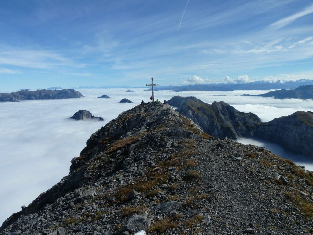 Über den Wolken am Achensee wandern - der Sonnjoch Gipfel im Karwendel