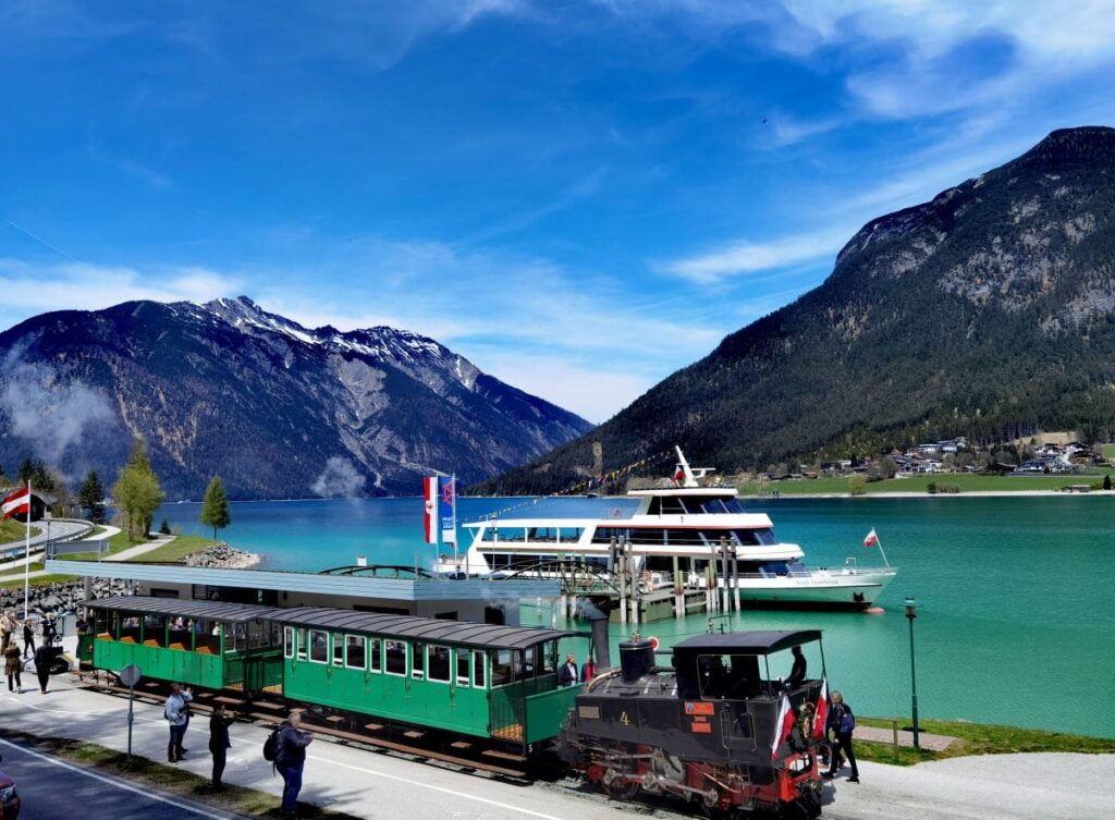 Die historischen Dampfzüge der Achenseebahn verbinden den Achensee mit dem Inntal