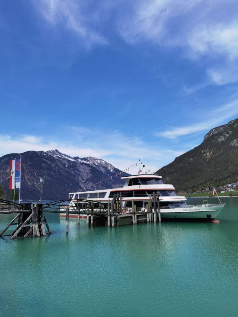 Die Achenseebahn bringt Gäste zum Schiff am Achensee