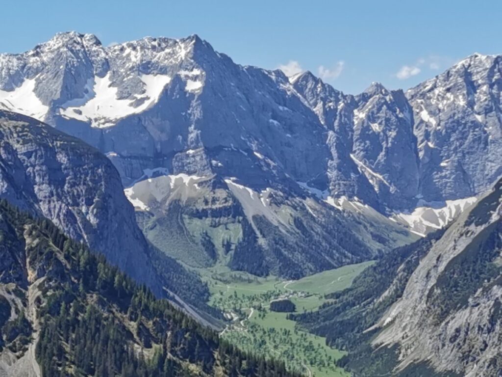 Vom Plumsjoch geht es hinunter ins Herzen des Karwendel, dem Großen Ahornboden