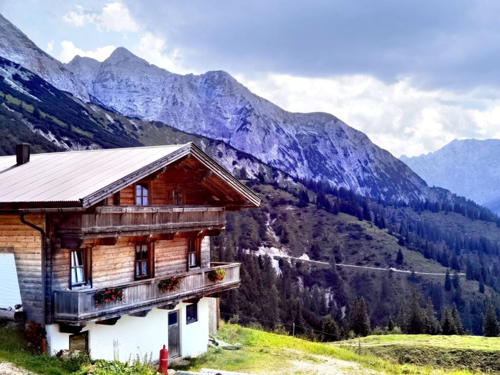Die beliebte Plumsjochhütte im Karwendel, eine Wanderung am Achensee entfernt