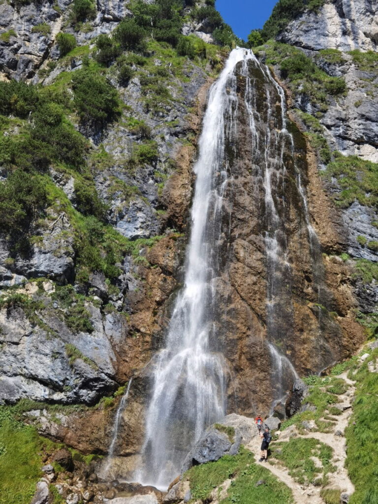 So groß ist der Dalfazer Wasserfall - vergleiche die Fallhöhe mit den Menschen