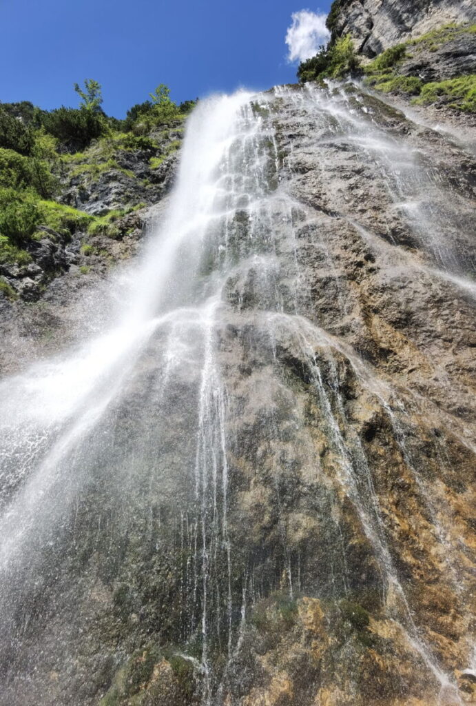 Du kannst direkt an den Dalfazer Wasserfall hingehen - im Sommer auch perfekt als Naturdusche