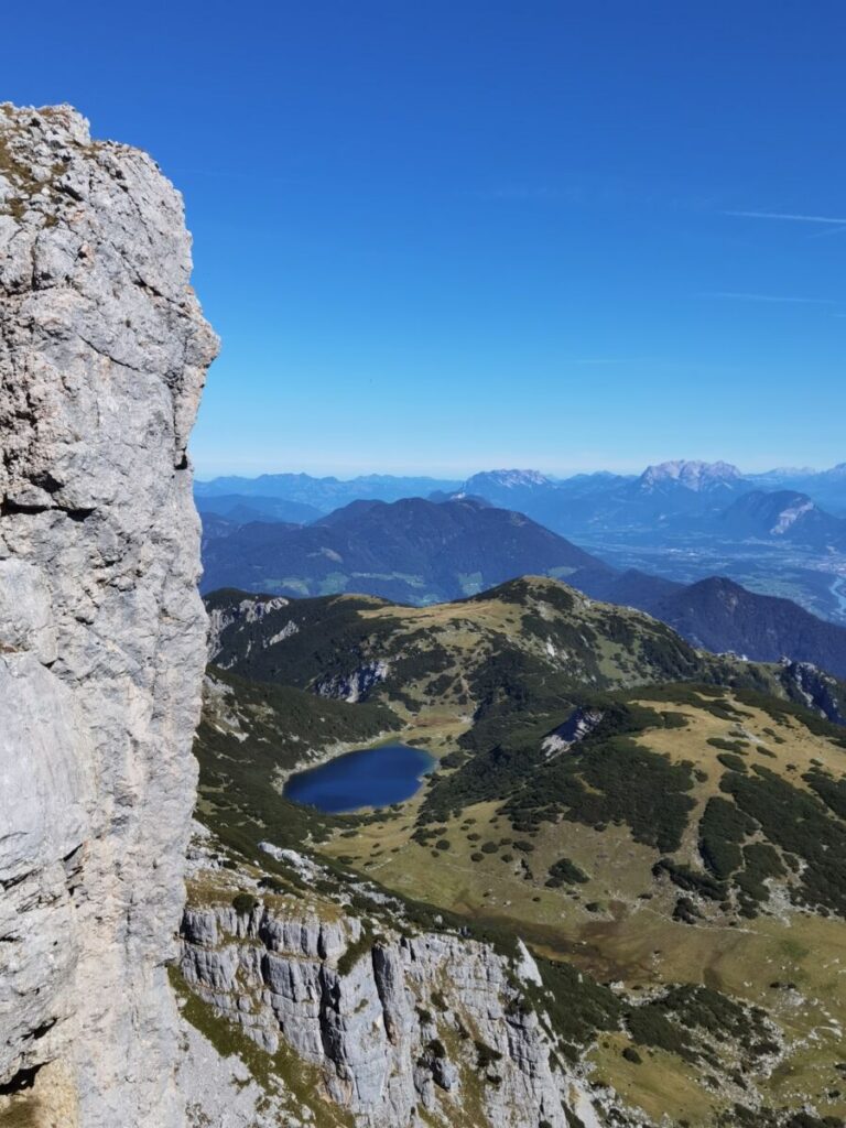 Die Zireiner See Wanderung über den Schafsteig geht es hinunter mit Blick auf den See