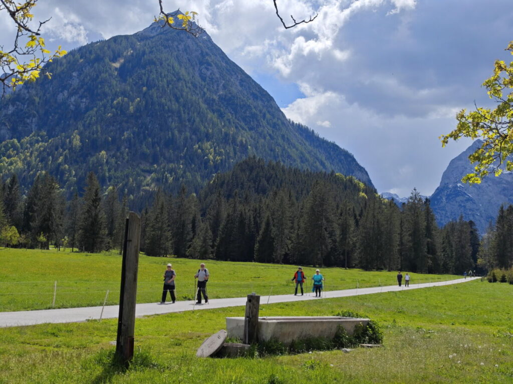 Die Gramaialm Wanderung mit Blick auf das Karwendel